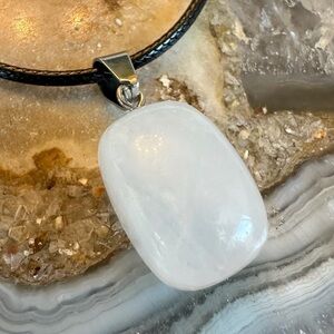 3126 Chic Polished White Moonstone Stone Pendant Necklace
